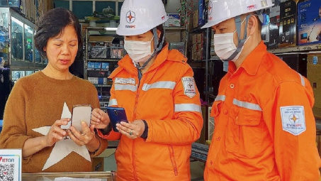 EVNNPC: Tỷ lệ khách hàng thanh toán tiền điện không tiền mặt tăng cao