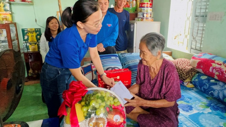 Đoàn thanh niên EVNGENCO2 thăm, tặng quà Mẹ Việt Nam Anh hùng tại Cần Thơ