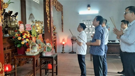 Lãnh đạo Vinatex dâng hương kỷ niệm ngày Truyền thống