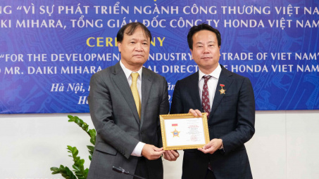 Bộ Công Thương trao tặng Kỷ niệm chương cho Tổng Giám đốc Honda Việt Nam