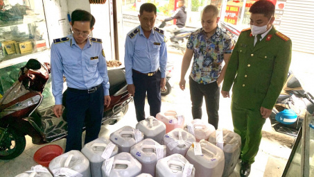 Hà Nội: Phát hiện và thu giữ hơn 500 lít rượu màu thủ công không rõ nguồn gốc