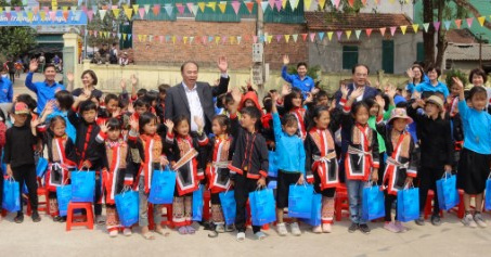 Mang niềm vui đến trường tiểu học Nà Choòng