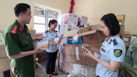 Lào Cai: "Chặn đứng" lượng lớn thực phẩm không rõ nguồn gốc trước khi bị đăng bán trên mạng