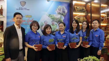 Thanh niên Quản lý thị trường tìm hiểu để nhận diện đúng sâm Ngọc Linh