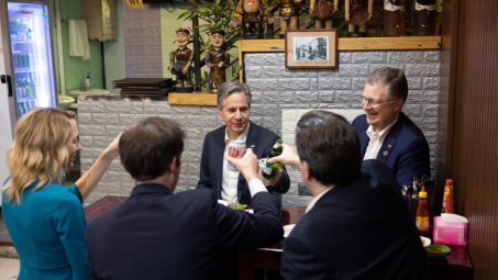 Ngoại trưởng Hoa Kỳ Antony Blinken thưởng thức cơm tay cầm và uống bia Saigon