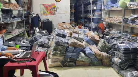 Kiểm tra shop online trên Facebook, phát hiện hàng ngàn quần kaki giả mạo nhãn hiệu Under Armour