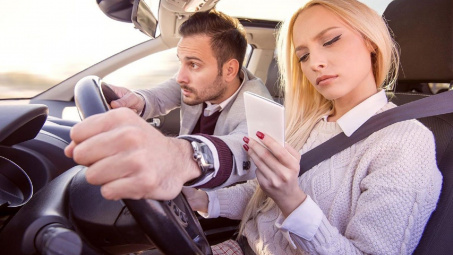 Nguyên nhân nào gây mất tập trung khi lái xe?