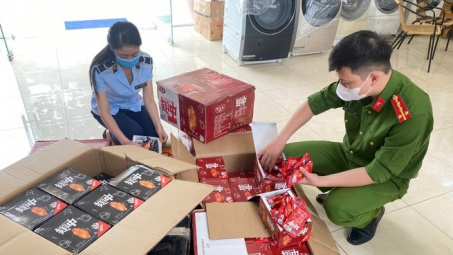 Thu giữ hơn 6.000 sản phẩm ăn liền không rõ nguồn gốc xuất xứ từ Lào Cai chuyển về Hà Nội