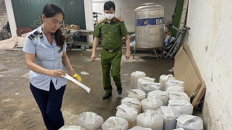 Quản lý thị trường Hà Nội: Tạm giữ 480 lít rượu không rõ nguồn gốc xuất xứ