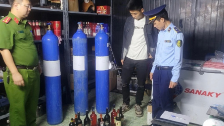 Thu giữ hơn 12.000 quả bóng và trên 100 bình khí cười tại Quảng Ninh