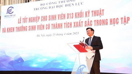 Trường Đại học Điện lực: Tưng bừng buổi Lễ tốt nghiệp trao bằng khóa D13 khối Kỹ thuật và khóa cũ