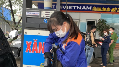 Hà Nội: Phát hiện cửa hàng kinh doanh xăng dầu tại huyện Thạch Thất lừa dối người tiêu dùng