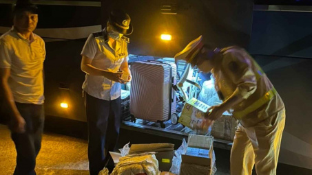 Kiểm tra, phát hiện 700 sản phẩm thuốc lá điện tử trên xe chở khách