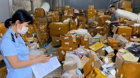Hà Nội: Phát hiện kho hàng hoá với hơn 28.000 sản phẩm các loại không rõ nguồn gốc xuất xứ