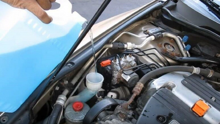 Dấu hiệu cảm biến báo mức nước kính ôtô có vấn đề và cách khắc phục