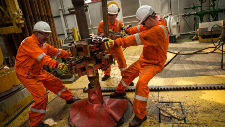 Giá dầu thô 3/5: Đối mặt nhiều thông tin tiêu cực cùng lúc, “bốc hơi” 5% một phiên