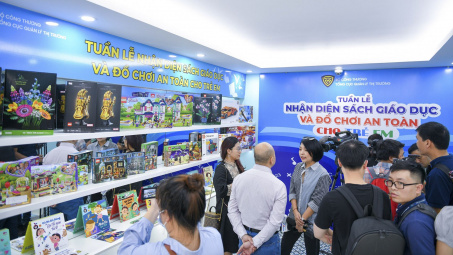Quản lý thị trường hướng dẫn nhận diện sách giáo dục và đồ chơi an toàn cho trẻ em