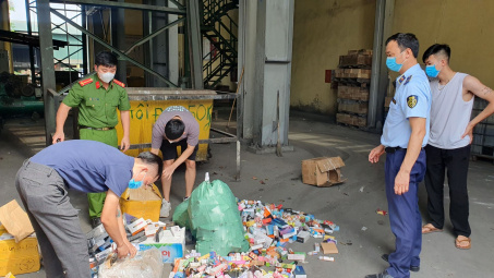 Cục QLTT Hưng Yên: tiêu hủy trên 1.000 sản phẩm tinh dầu và máy hút thuốc lá điện tử