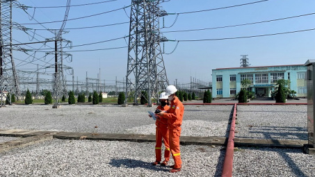 “Lính truyền tải điện” căng mình đảm bảo vận hành trạm biến áp khi nhiệt độ ngoài trời trên 46 độ C