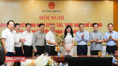 Công bố quyết định nghỉ hưu theo chế độ với Thứ trưởng Trần Quốc Khánh