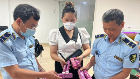 Quản lý thị trường Hà Nội: Phát hiện cơ sở kinh doanh sản phẩm bảo vệ sức khỏe có dấu hiệu hàng giả