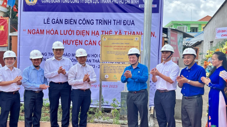 Công đoàn EVNHCMC gắn biển công trình ngầm hoá lưới điện hạ thế xã đảo Thạnh An, huyện Cần Giờ