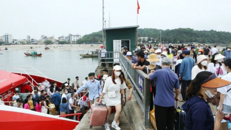 Ưu tiên cấp điện cho du lịch, khách ùn ùn kéo về Quảng Ninh