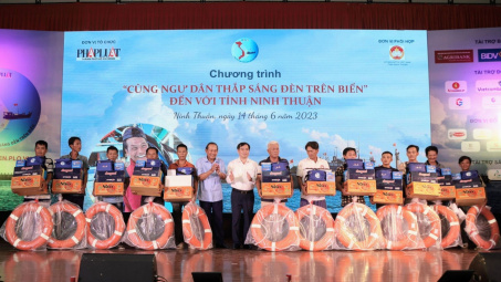 Cùng ngư dân thắp sáng đèn trên biển