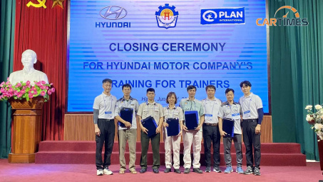 Thầy dạy kĩ thuật ô tô tại Việt Nam được Hyundai Motor trao chứng nhận đào tạo