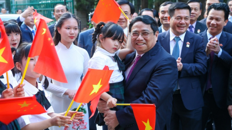 Thủ tướng thăm Đại sứ quán và gặp gỡ cộng đồng người Việt Nam tại Trung Quốc