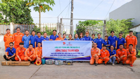 Đoàn Thanh niên EVNGENCO2 nâng cấp hệ thống điện cho các hộ gia đình khó khăn