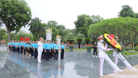 Công đoàn VNSTEEL: Thành kính báo công dâng Bác và tưởng niệm các anh hùng liệt sỹ