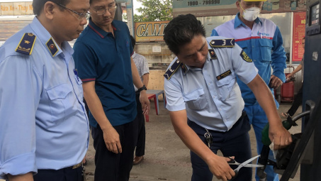 Xử phạt hơn 200 triệu đồng đơn vị kinh doanh xăng dầu không đủ điều kiện