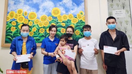 Chi đoàn Tạp chí Công Thương: Trao yêu thương đến các bệnh nhi dũng cảm
