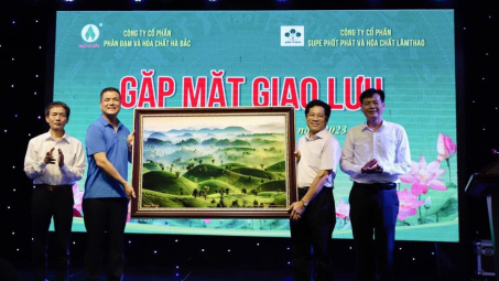 Công ty Supe Lâm Thao thăm, làm việc và giao lưu văn hóa với Công ty Đạm Hà Bắc