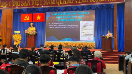 Gần 300 tiểu thương ký cam kết và được tuyên truyền pháp luật về thương mại điện tử