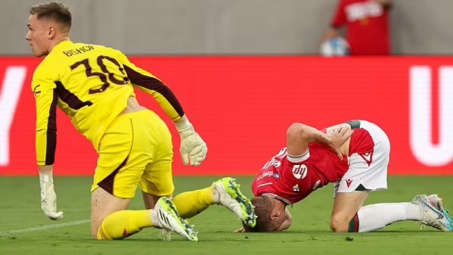 Thủ thành Man Utd khiến tiền đạo Paul Mullin thủng phổi