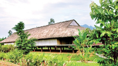 Giữa lòng Hà Nội xuất hiện nhà dài của người Cor