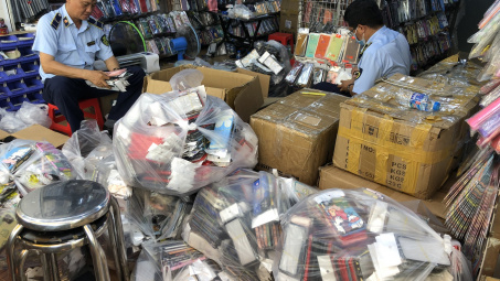 TP. Hồ Chí Minh: Thu giữ 27.000 linh kiện, phụ kiện điện thoại di động nhập lậu