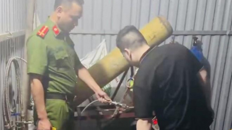 Hà Nội: Triệt phá kho chứa 100 bình khí cười tại Nam Từ Liêm