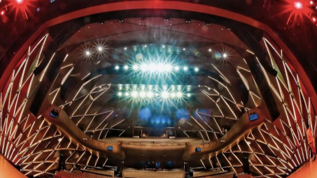 Choáng ngợp trước vẻ hiện đại của Nhà hát Hồ Gươm