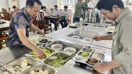 "Đột nhập" bếp ăn tự chọn của công nhân Supe Lâm Thao