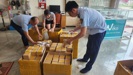 QLTT Thái Nguyên thu giữ 500 bộ phụ kiện điện thoại nhập lậu