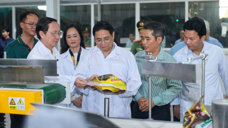 Thủ tướng thăm một số cơ sở sản xuất, chế biến gạo công nghệ cao tại Đồng Tháp