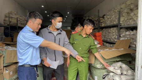 Khởi tố vụ án buôn bán hàng ngàn sản phẩm giả mạo nhãn hiệu nổi tiếng