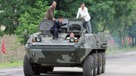 Quốc tế nổi bật: Ông Kim Jong-un đích thân lái xe chiến đấu đa năng