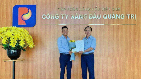 Petrolimex Quảng Trị vinh danh 2 nhân viên nhặt được của rơi trả lại người mất