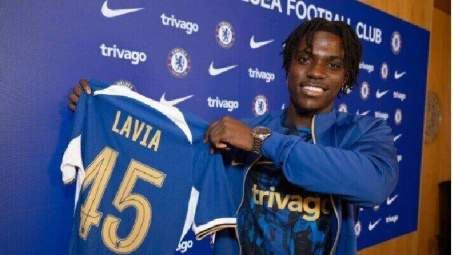 Romeo Lavia ký hợp đồng với Chelsea