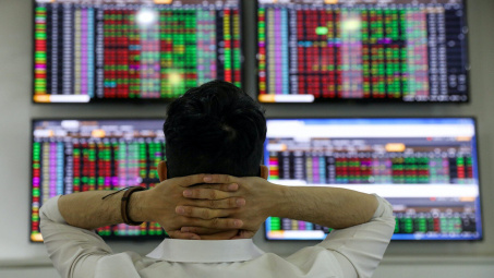 Chỉ số VN-Index giảm mạnh nhất 14 tháng, khối ngoại và tự doanh tranh thủ “gom hàng”