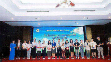 Vinataba: Tuyên dương khen thưởng học sinh tiêu biểu năm học 2022 - 2023